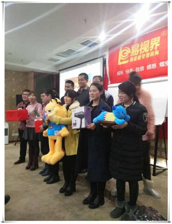 表現優(yōu)秀的伙伴上臺領獎