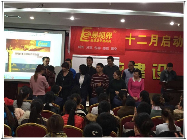 表現優(yōu)秀的伙伴上臺領獎