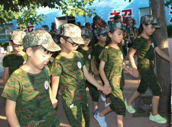 不讓任何伙伴掉隊(duì)，他們緊握對(duì)方的手前行