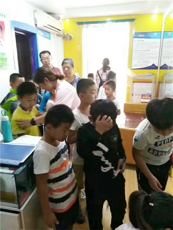 家長帶著孩子進(jìn)店檢查視力，十分熱鬧