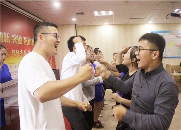 相互打氣加油，這就易視界團(tuán)隊精神