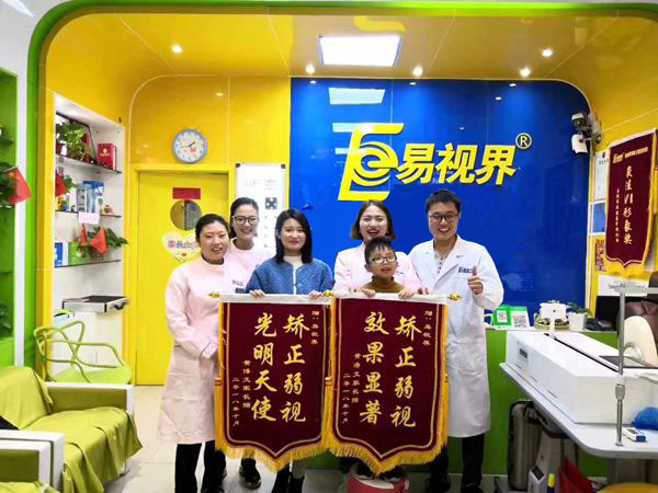 易視界文化店因?yàn)樾Ч嫣?收到家長贈送錦旗表示感謝
