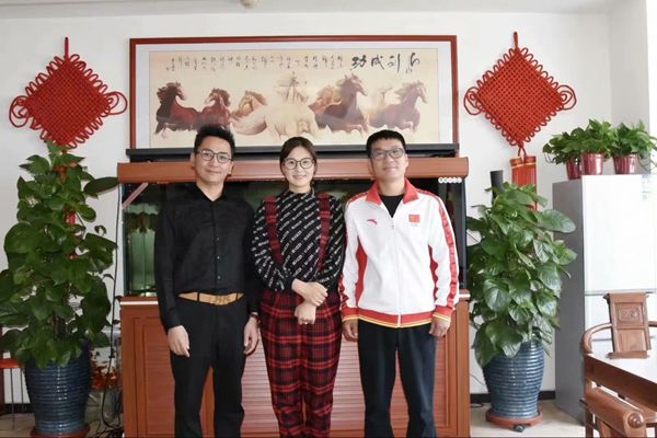 北京雙奧集團(tuán)尤小龍總裁、中國著名戲歌雙棲明星、66國選美國際皇后王光姣與易視界陶總合影