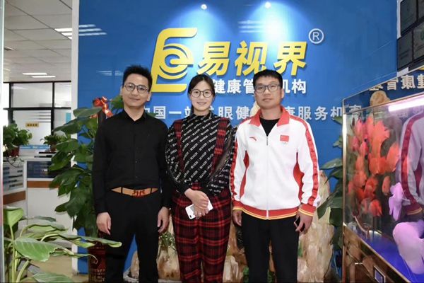 北京雙奧集團(tuán)尤小龍總裁、中國著名戲歌雙棲明星、66國選美國際皇后王光姣與易視界陶總合影