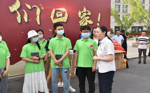 同學(xué)們認(rèn)真聆聽院知名（侯小坤院長(zhǎng)）講話