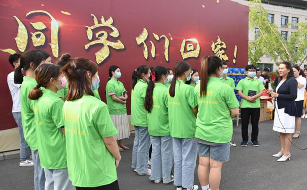 同學(xué)們認(rèn)真聆聽校知名（郭媛副校長(zhǎng)）講話