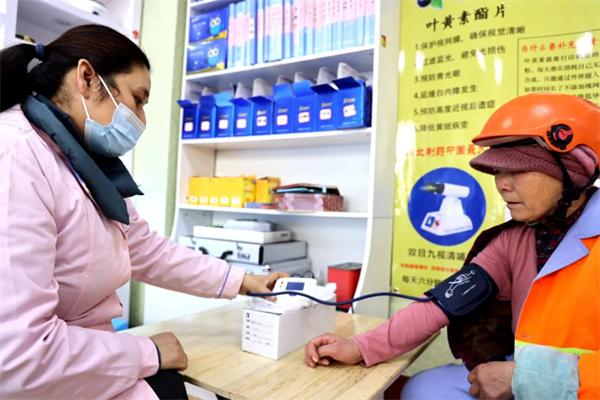 愛心聚焦！易視界300多副老花鏡暖了環(huán)衛(wèi)工人的心！