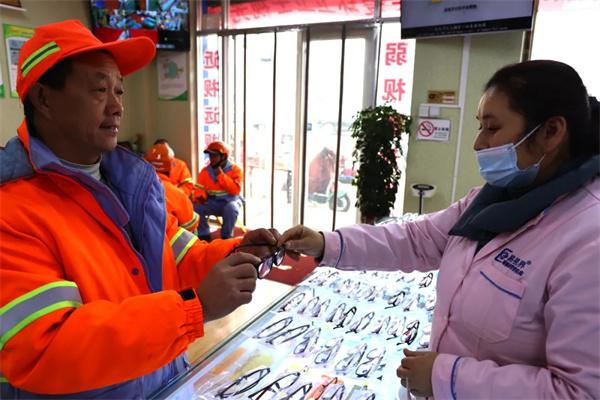愛心聚焦！易視界300多副老花鏡暖了環(huán)衛(wèi)工人的心！