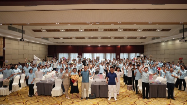 易視界2025年6月嘉獎(jiǎng)會暨7月啟動大會集體大合照